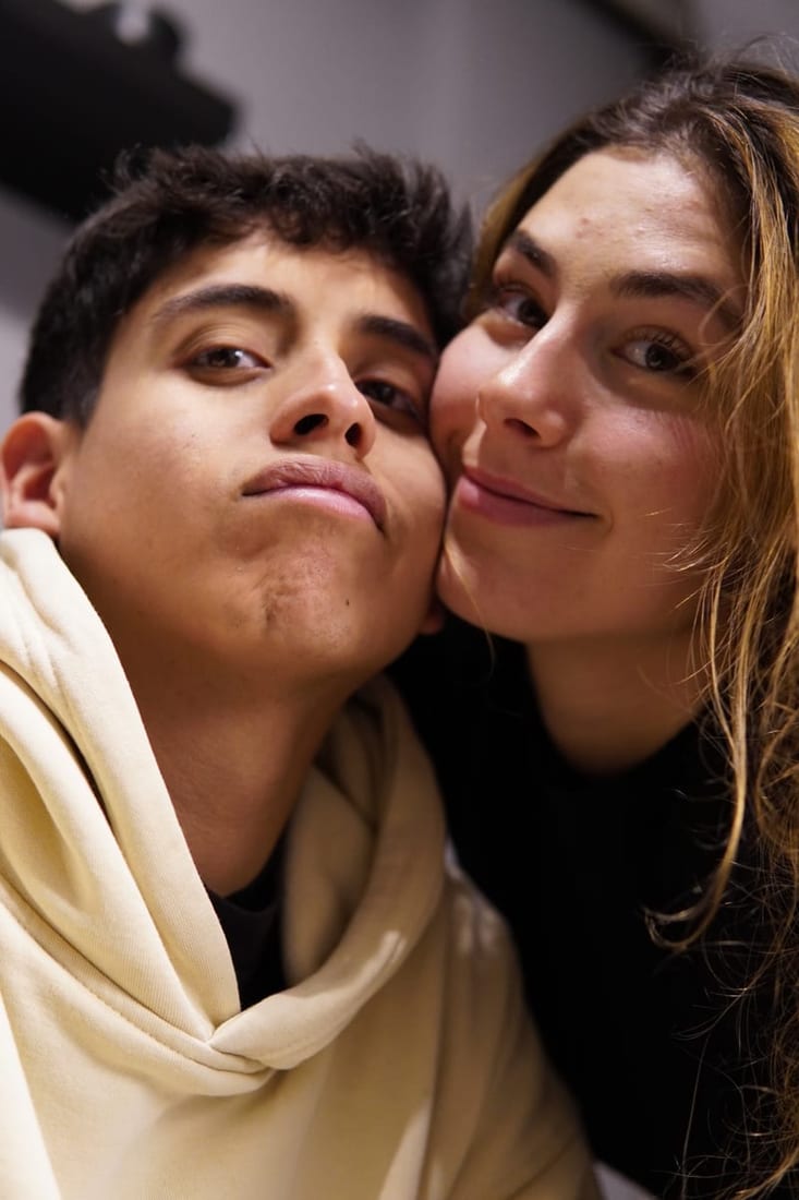 Enara y Selu, presentadores de En Paralelo