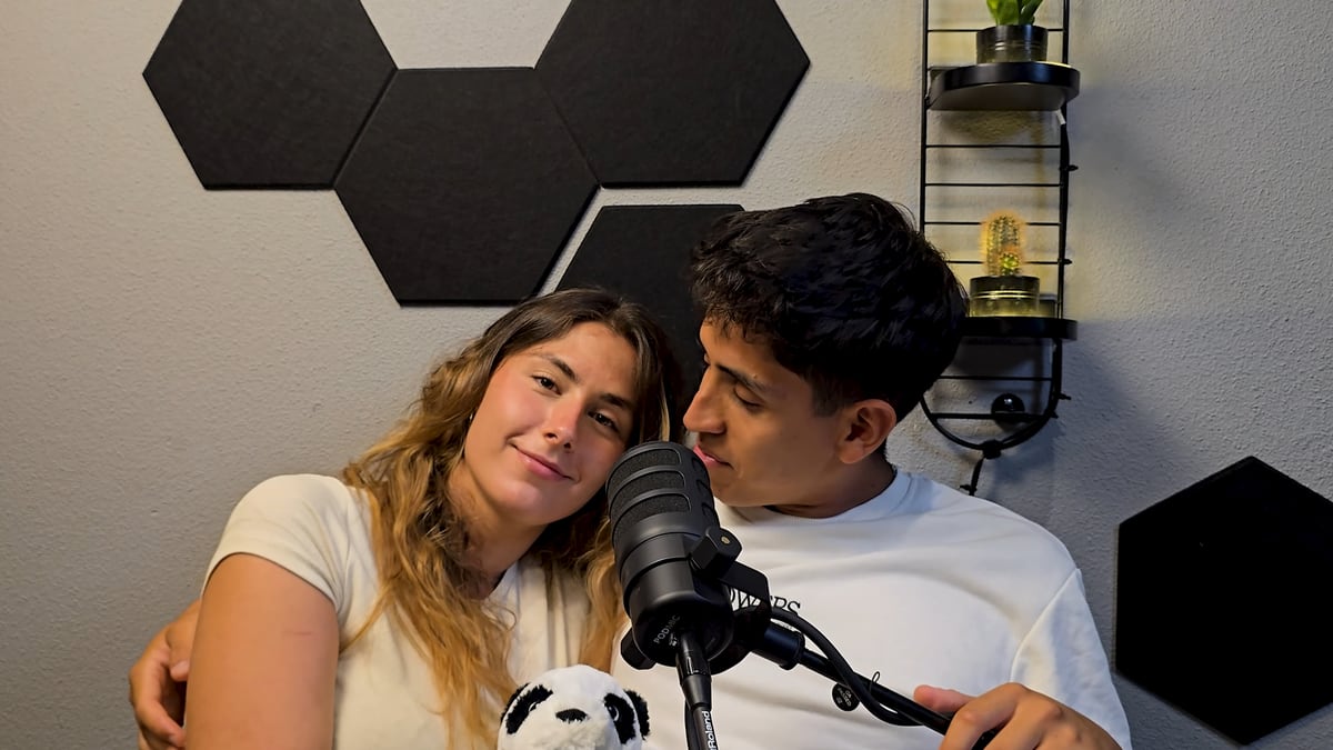 Enara y Selu grabando en el estudio de En Paralelo