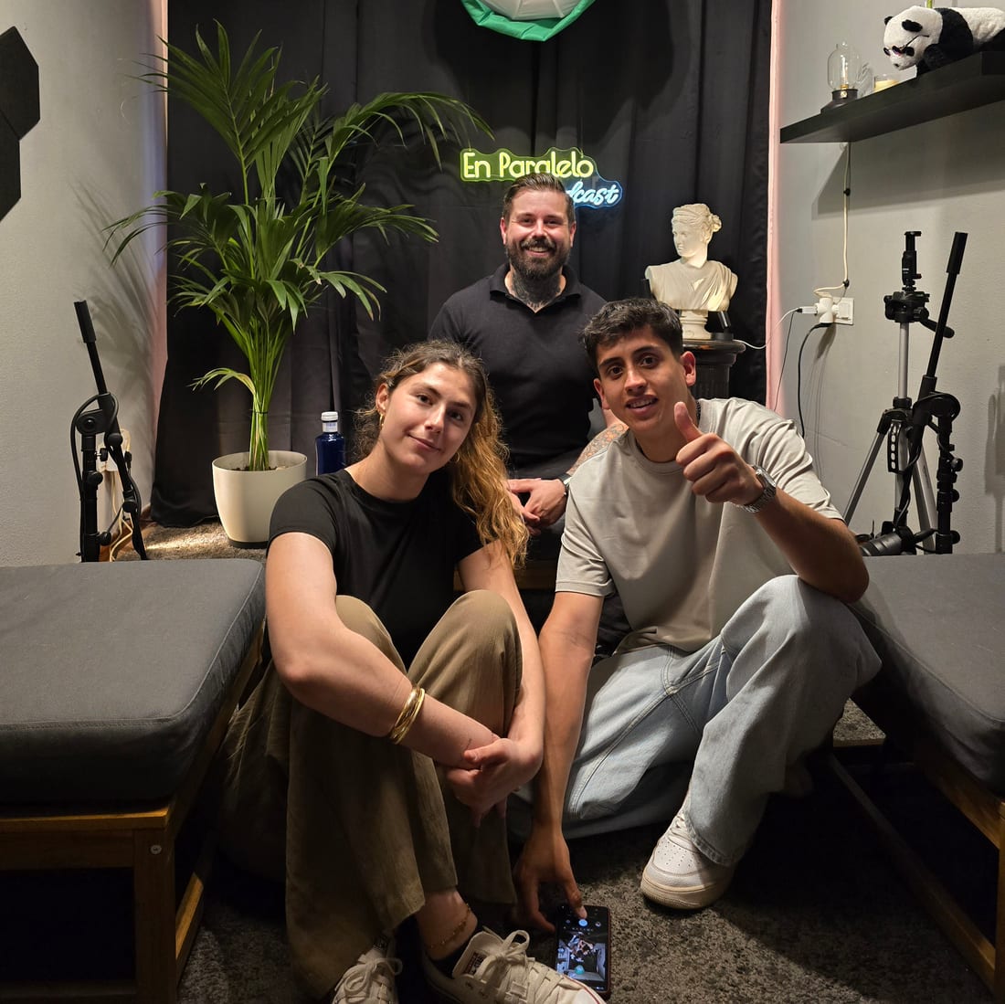 Invitado grabando un episodio en el estudio de En Paralelo